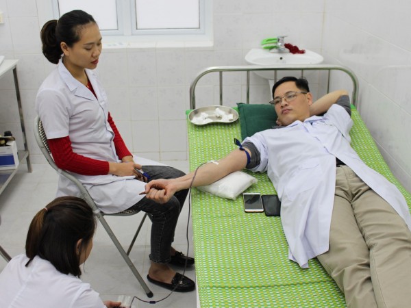 Bác Sỹ Bệnh Viện ĐKKV Hoàng Su Phì hiến máu cấp cứu bệnh nhân thiếu máu nặng