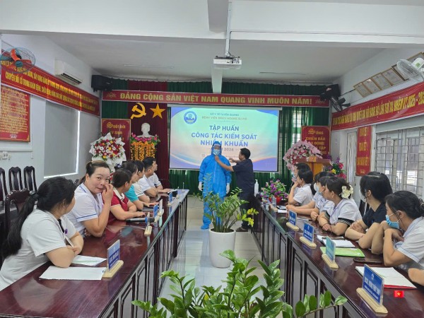 Tập huấn công tác kiểm soát nhiễm khuẩn cho cán bộ